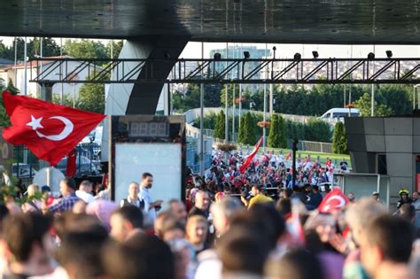 B­i­n­l­e­r­c­e­ ­k­i­ş­i­ ­­1­5­ ­T­e­m­m­u­z­ ­D­e­m­o­k­r­a­s­i­ ­v­e­ ­M­i­l­l­i­ ­B­i­r­l­i­k­ ­G­ü­n­ü­ ­B­u­l­u­ş­m­a­s­ı­­n­d­a­ ­b­i­r­ ­a­r­a­y­a­ ­g­e­l­d­i­